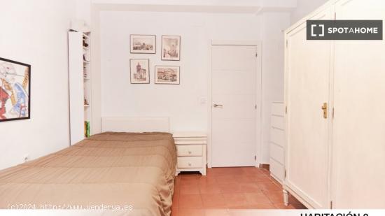 Se alquila habitación en piso de 3 dormitorios en Sevilla - SEVILLA