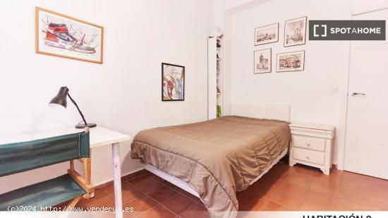 Se alquila habitación en piso de 3 dormitorios en Sevilla - SEVILLA