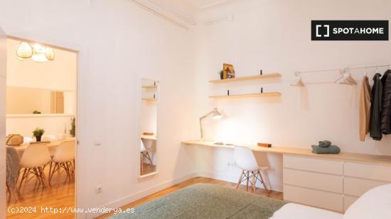 Se alquila habitación en piso de 8 habitaciones en Villa de Gracia - BARCELONA