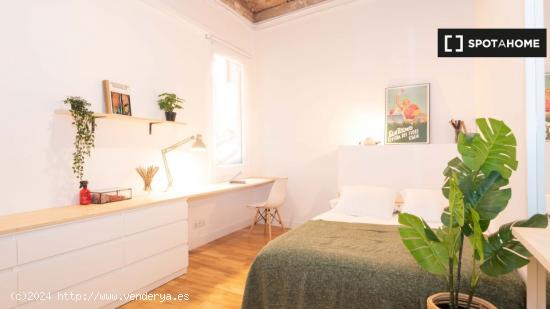 Se alquila habitación en piso de 8 habitaciones en Villa de Gracia - BARCELONA