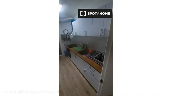 Habitación en piso compartido en barcelona. - BARCELONA