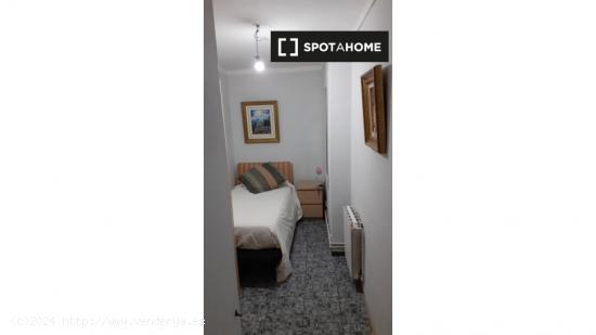 Habitación en piso compartido en barcelona. - BARCELONA