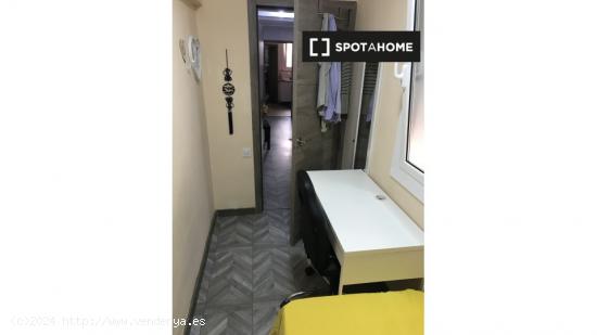 Habitación en piso compartido en barcelona. - BARCELONA