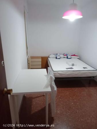 Alquiler de habitaciones en piso de 5 habitaciones en Les Corts De Sarrià - BARCELONA