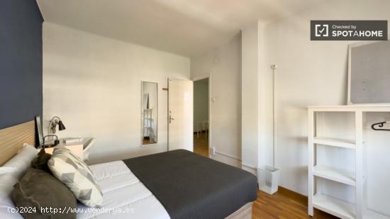 Se alquila habitación en piso de 5 dormitorios en Eixample - BARCELONA