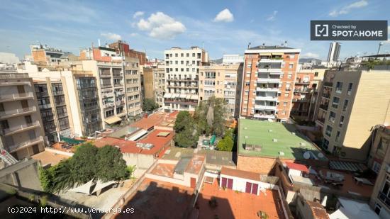 Se alquila habitación en piso de 5 dormitorios en Eixample - BARCELONA