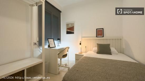 Habitaciones para alquilar en apartamento de 5 habitaciones en Sants - BARCELONA