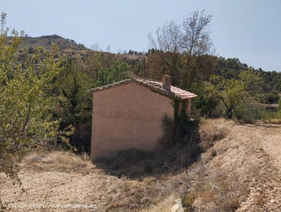 Finca rústica con pequeño maset a las afueras de Valderrobres. - TERUEL