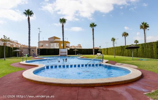 Bonito adosado sin vecinos arriba en Altos del Limonar, ZonaCarrefour - ALICANTE