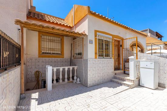 Bonito adosado sin vecinos arriba en Altos del Limonar, ZonaCarrefour - ALICANTE