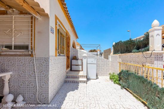 Bonito adosado sin vecinos arriba en Altos del Limonar, ZonaCarrefour - ALICANTE