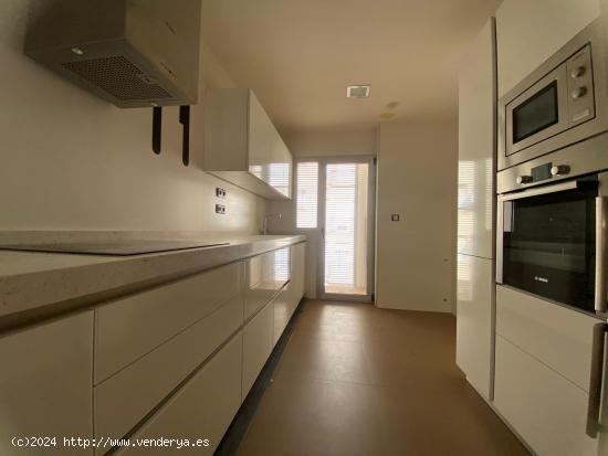 Piso de 2 Habitaciones Y 2 Baños en el Centro de ELCHE. - ALICANTE