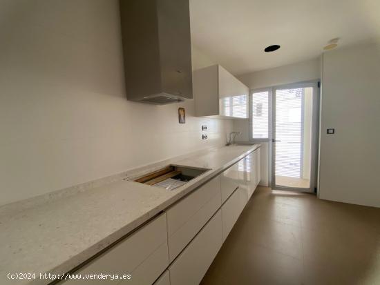 Piso de 2 Habitaciones y 2 Baños en el Centro de ELCHE. - ALICANTE