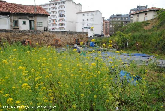 Se vende casa con terreno urbano en Colindres - CANTABRIA