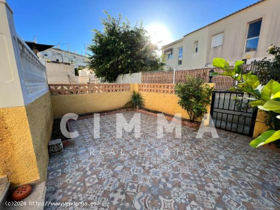 Amplia casa adosada con piscina comunitaria y jardín en La Nucía - ALICANTE