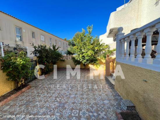 Amplia casa adosada con piscina comunitaria y jardín en La Nucía - ALICANTE