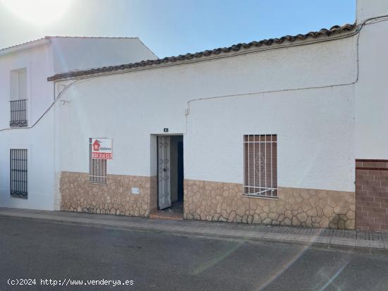 CASABANCO VENDE VIVIENDA DE TRES DORMITORIOS EN MALCOCINADO - BADAJOZ