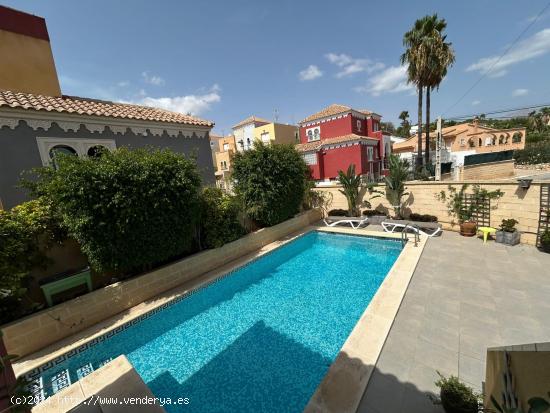 Chalet Independiente con Piscina Privada en Venta en Alfaz del Pi - ALICANTE