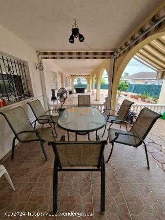 VENTA DE CHALET CON PARCELA EN LA MARINA a 600 METROS DEL MAR - ALICANTE