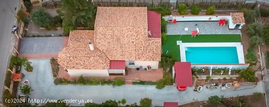 CHALET CON FANTASTICO TERRENO EN LAS LOMAS DEL REY.- LA CARLOTA.- CÓRDOBA - CORDOBA