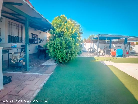 CHALET CON FANTASTICO TERRENO EN LAS LOMAS DEL REY.- LA CARLOTA.- CÓRDOBA - CORDOBA