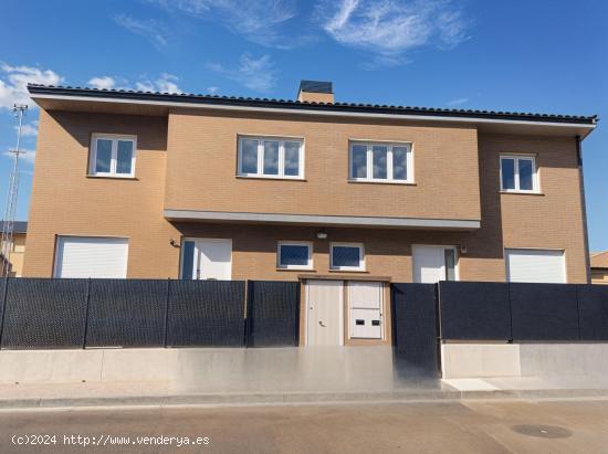  11 CHALETS  ADOSADOS  DE OBRA NUEVA DISPONIBLES - ZARAGOZA 