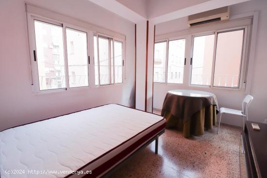 PISO PARA TEMPORADA ESCOLAR DE CUATRO HABITACIONES EN LOS JUZGADOS - ALMERIA