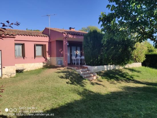 SE VENDE CHALET, P. BAJA, AMUEBLADO, COCINA, SALÓN, 3 HAB., PORCHE 25 M2, PATIO - LEON