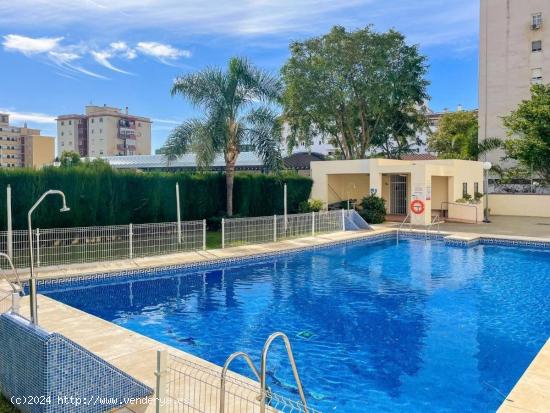  Piso de tres dormitorios, garaje y piscina en Los Boliches. - MALAGA 