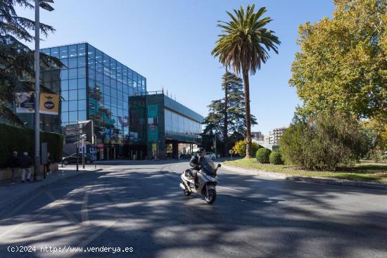 PISO COMPLETAMENTE REFORMADO A ESTRENAR CON COCHERA - GRANADA