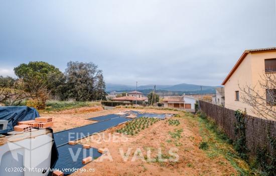 Solar de 504 m² al lado del colegio e instituto - BARCELONA