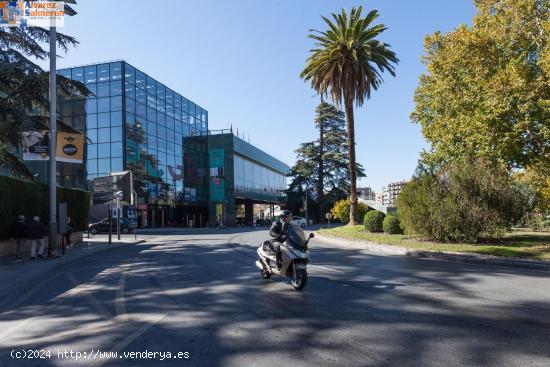 PISO COMPLETAMENTE REFORMADO A ESTRENAR CON COCHERA - GRANADA