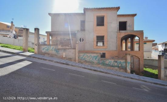  PARCELA CON CASA EN ESTRUCTURA - GRANADA 