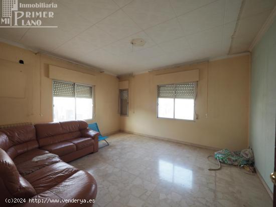 *Casa y local en esquina en Herencia, con 2 dormitorios, garaje, 2 baños y terraza por solo 55.000