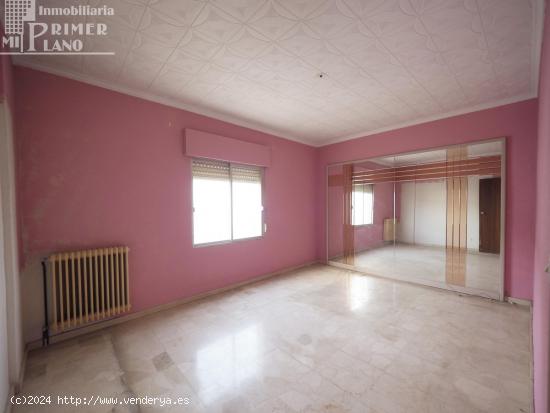 *Casa y local en esquina en Herencia, con 2 dormitorios, garaje, 2 baños y terraza por solo 55.000