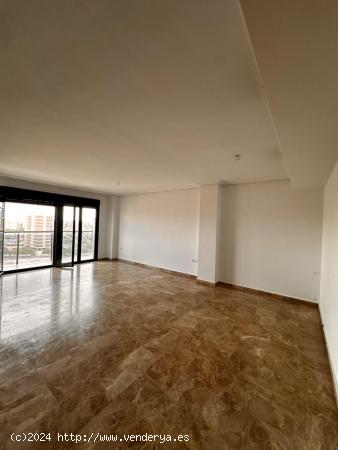 VENTA DE EXCELENTE VIVIENDA PARA ENTRAR A VIVIR! URBANIZACIÓN ZONA BENISAUDET - ALICANTE