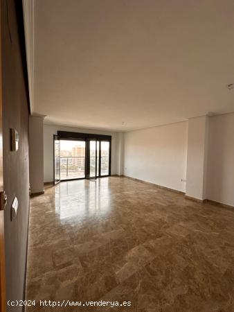 VENTA DE EXCELENTE VIVIENDA PARA ENTRAR A VIVIR! URBANIZACIÓN ZONA BENISAUDET - ALICANTE