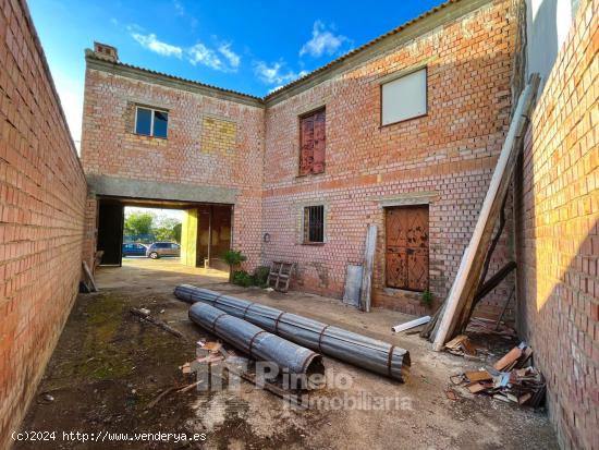 GRAN CASA EN CONSTRUCCIÓN EN SIERRA NORTE DE SEVILLA - SEVILLA