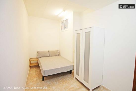 Habitación equipada con escritorio en piso compartido, El Raval - BARCELONA