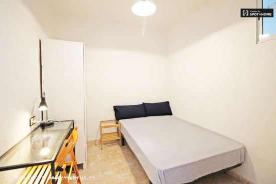 Habitación amueblada con escritorio en piso compartido, El Raval - BARCELONA