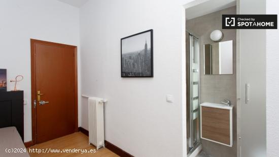 Habitación íntima con calefacción en piso compartido, Chamberí - MADRID