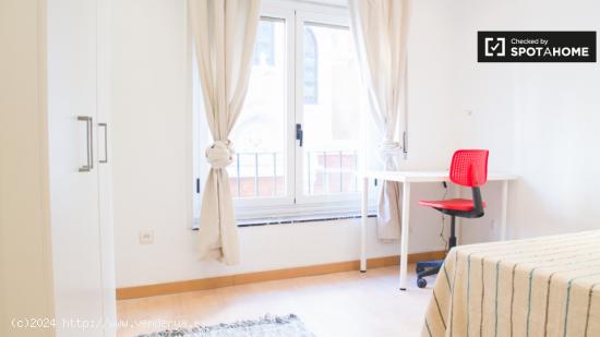 ¡Habitaciones en alquiler en piso de 5 dormitorios en Madrid! - MADRID