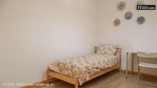 Habitación en apartamento de 5 dormitorios en Tetuán - MADRID