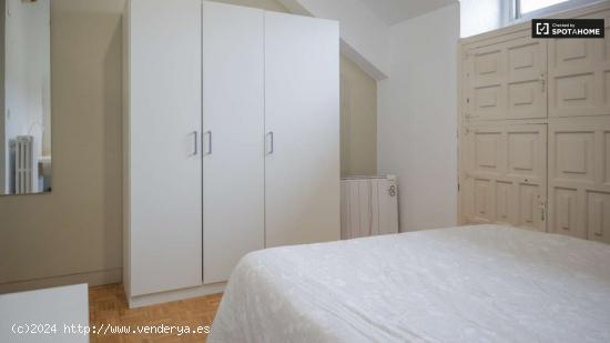  Se alquila habitación soleada en apartamento de 10 dormitorios, Tetuán _ - MADRID 