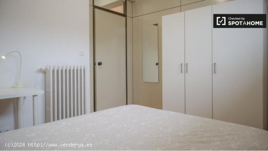 Se alquila habitación soleada en apartamento de 10 dormitorios, Tetuán _ - MADRID