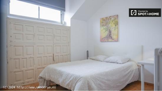 Se alquila habitación soleada en apartamento de 10 dormitorios, Tetuán _ - MADRID