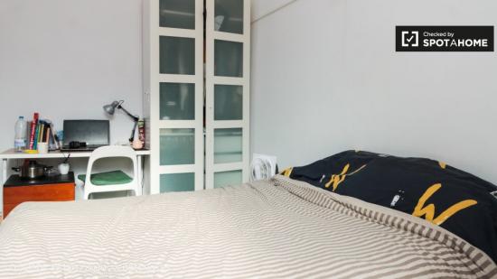 Encantadora habitación en alquiler en apartamento de 6 dormitorios, L’Esquerra - BARCELONA