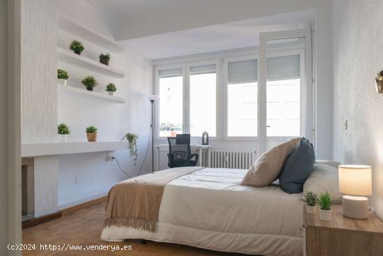  Se alquilan habitaciones en apartamento de 6 dormitorios en Madrid - MADRID 