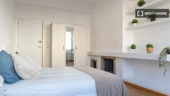 Se alquilan habitaciones en apartamento de 6 dormitorios en Madrid - MADRID