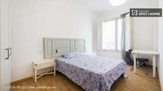 Habitación luminosa con escritorio en apartamento de 5 dormitorios, Salamanca - MADRID